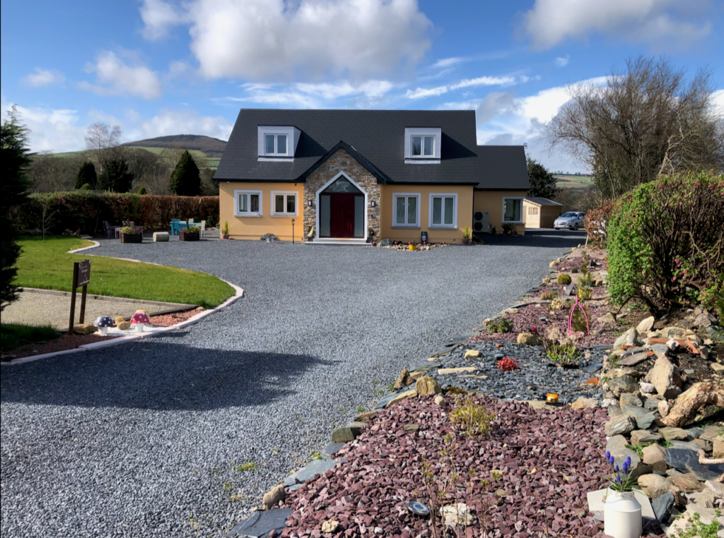 Mon Petit Cottage is located on the Wexford-Carlow boarder, 5-minute walking distance from downtown Bunclody, its shops, restaurants, cafés, and its stunning 300-acre golf course and fishing club. We are also just a stone's throw from the Wicklow Way, and less than 40-minutes from the most popular tourist attractions in the South-East.